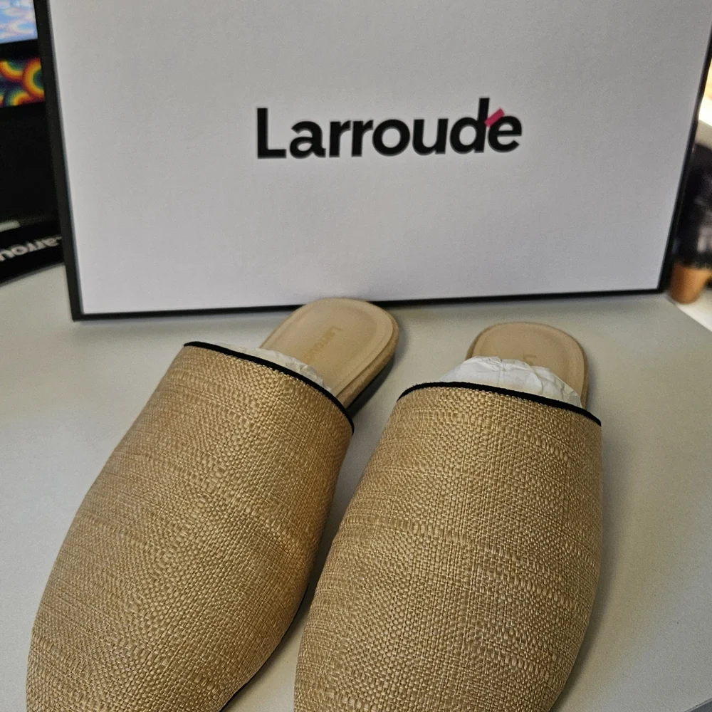 Larroudé Venice Flat Mule – Beige Raffia/Black Trim - Picture 2 of 8